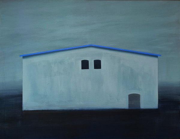 Budynek z niebieskim dachem